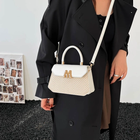 Damen Farbblock Webstruktur Umhängetasche PU Leder Patchwork Kleine Quadratische Handtasche Mit Metall M Logo Buchstabe Dekor