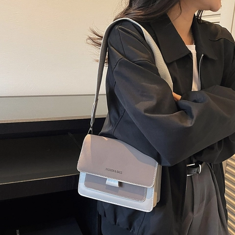 Bolso Cuadrado Pequeño de Moda Coreana para Mujer Cuero PU Correa Ancha de Tela Bolso Bandolera Casual Estampado de Letras Hebilla Magnética Bolso de Hombro