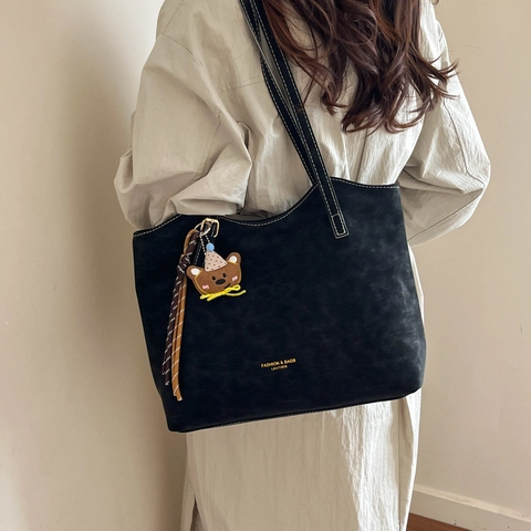 Vintage PU Leder Tote Bag Für Damen Große Kapazität Schultertasche Mit Kontrastnähten Und Bär Anhänger Tägliche Pendeltasche Handtasche