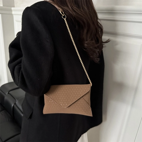 Borsa a Spalla in Pelle Sintetica a Busta da Donna Minimalista Tracolla a Catena Dorata Borsa a Tracolla Texture Opaca