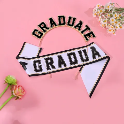 Décorations de Graduation Diadème avec Lettre Graduate Bandeau en Alliage de Zinc Doré Écharpe en Satin Blanc pour Cérémonie