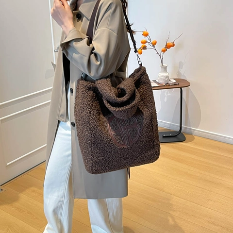 Women Large Plush Tote Bag Faux Fur Shoulder Crossbody Bag With Letter Logo Casual Street Style Winter Handbag For Women