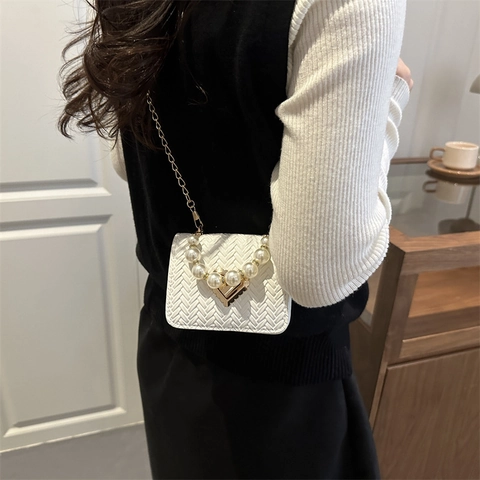 Damen Mini Geflochtene PU-Leder Umhängetasche Mit Künstlichem Perlengriff Herzschloss Goldene Kette Mode Quadratische Schultertasche