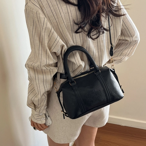 Borsa Boston da Donna in Pelle PU Retro Grande Capacità Borsa a Spalla Crossbody Con Ciondolo Mostro di Peluche Moda Parigi Borsa a Mano Goffrata