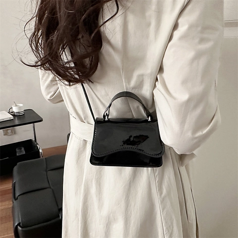 Borsa Quadrata da Donna Mini in Pelle Verniciata Lucida Moda Patta a Onda Manico Superiore Tracolla Minimalista Piccola