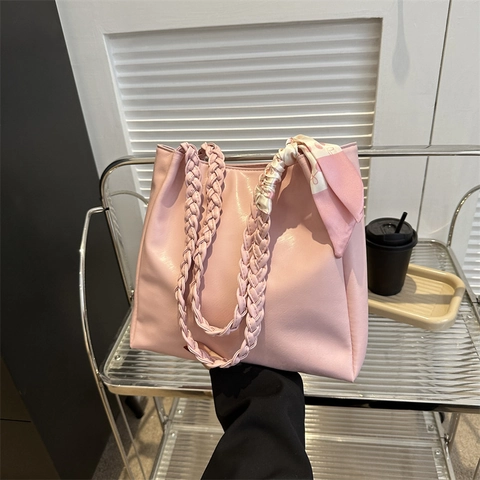 Sac Fourre-tout de Grande Capacité en Cuir PU pour Femmes avec Poignée Tressée et Décoration de Foulard Sac à Main Tendance de Rue