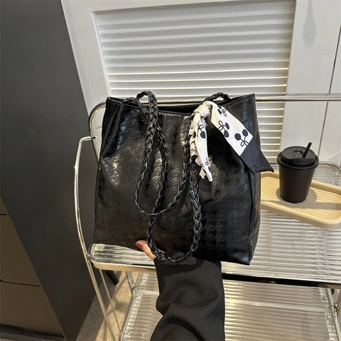Sac Fourre-tout de Grande Capacité en Cuir PU pour Femmes avec Poignée Tressée et Décoration de Foulard Sac à Main Tendance de Rue
