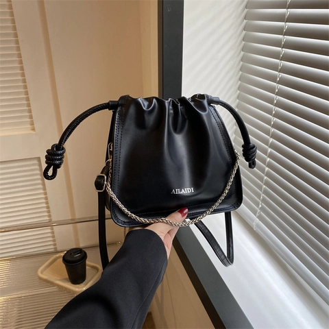 Damen PU Leder Beuteltasche Mit Plissiertem Design Und Metallkettenriemen Retro Stil Mit Kordelzugverschluss Für Den Täglichen Freizeitgebrauch