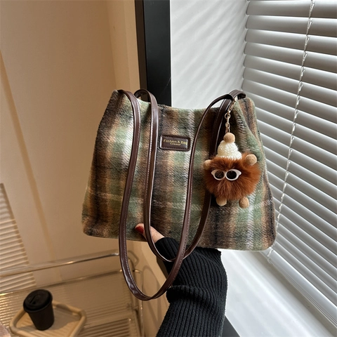 Vintage Karomuster Wollig Tragetasche Für Damen Große Kapazität Eimer Schultertasche Mit Plüsch Anhänger Herbst Winter Top Handle Tasche