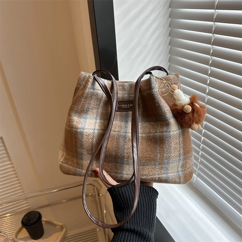Vintage Karomuster Wollig Tragetasche Für Damen Große Kapazität Eimer Schultertasche Mit Plüsch Anhänger Herbst Winter Top Handle Tasche