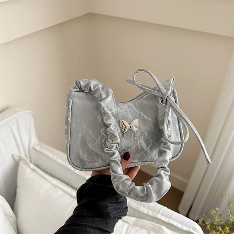 Sac Sous le Bras Tendance en Cuir PU pour Femmes Avec Décor de Papillon en Métal Bandoulière Plissée Sac à Épaule Vintage À la Mode