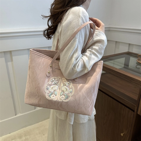 Sac Fourre-Tout pour Femmes Nouveau Style Chinois Avec Broderie Florale et Texture Plissée Sac à Épaule en Cuir PU Handbag