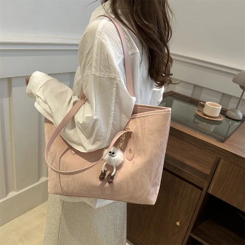 Borsa Tote da Donna in Pelle PU di Grande Capacità Texture Pieghettata Borsa a Spalla Con Ciondolo Mostro di Peluche per il Quotidiano