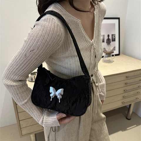 Bolso de Axila Plisado Elegante para Mujer Color Sólido Cuero PU Bolso de Hombro Con Adorno de Mariposa Metálica Moda Y2K