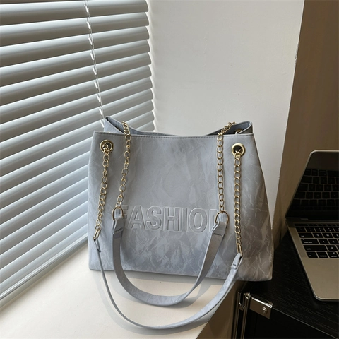 Borsa Tote da Donna in Pelle PU Increspata Lettere a Rilievo Chiusura Magnetica Grande Capacità Borsa a Tracolla Catena