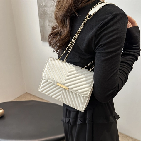 Borsa a Tracolla da Donna Trapuntata a V Minimalista Urbana in Pelle PU Piccola Borsa Quadrata con Catena Dorata