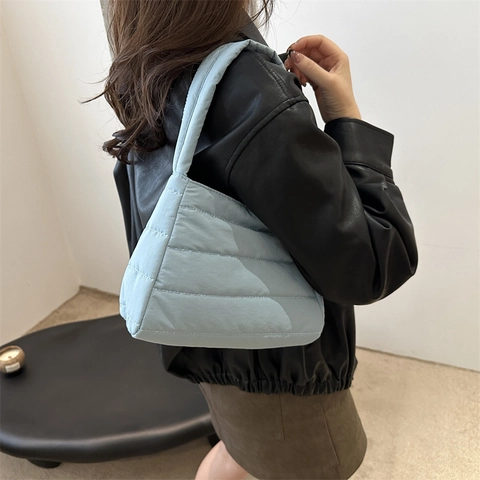 Bolso de Hombro Acolchado para Mujer Bolso de Poliéster Ligero Color Sólido Bolso de Axila Minimalista para Uso Diario