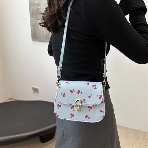 Borsa a Tracolla da Donna con Stampa Ciliegie in Pelle PU Borsa a Sella Mini in Stile Fragola Con Fibbia in Metallo Tracolla Regolabile