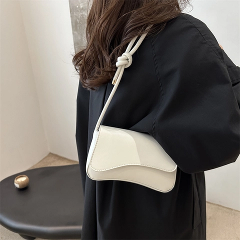 Borsa a Spalla Sottobraccio in Pelle PU Moda Donna 2024 Nuova Tendenza Bordo Ondulato Tracolla a Nodo Piccola Borsa Quadrata