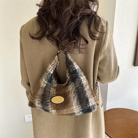 Vintage Plaid Plüsch Schultertasche Für Damen Retro Karomuster Kunstpelz Hobo Tasche Mit Kette Metall Logo Alltag Tote Bag