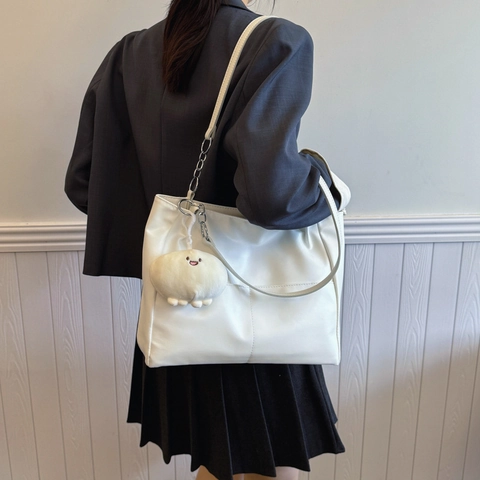 Bolso Tote de Mujer de Gran Capacidad en Cuero PU con Colgante de Felpa Correa de Hombro de Cadena Metálica Bolso de Hombro Casual