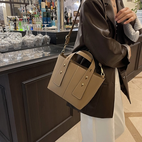 Sac à Bandoulière de Mode pour Femmes en Cuir PU Grain Litchi Surpiqûre Sac Fourre-tout Rivet Courroie Réglable Sac Seau