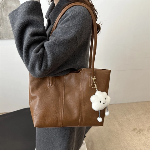 Women Large Capacity Tote Bag Retro PU Leather Shoulder Bag Casual Commuter Handbag With Cute Cloud Plush Pendant