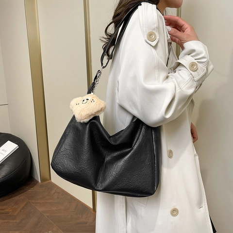 Bolso Hobo de Cuero PU de Gran Capacidad Bolso Tote Retro de Color Sólido para Mujer Bolso de Hombro para Uso Diario Con Colgante de Felpa