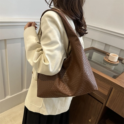 Woven PU Leather Large Capacity Tote Bag For Women Retro Minimalist Hobo Shoulder Bag Commuting Solid Color Handbag