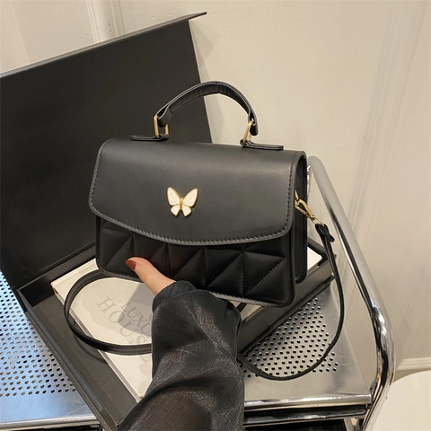 Französischer Stil Gesteppte PU Leder Umhängetasche Für Damen Mit Schmetterlings-Hardware-Schnalle Einfache Pendler Handtasche