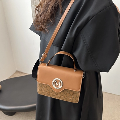 Γυναικεία Μοντέρνα Τσάντα Ώμου από Δέρμα PU με Μονόγραμμα Βίντατζ Τετράγωνη Τσάντα Χειρός Με Μεταλλικό Λογότυπο M Ρυθμιζόμενο Λουράκι
