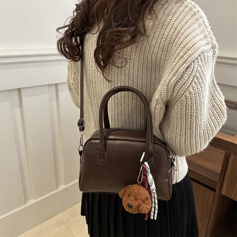 Sac à Épaule Femme Vintage en Cuir PU Sac Bandoulière Mode Avec Lettres Embossées Sac à Main Avec Pendentif Ours en Peluche