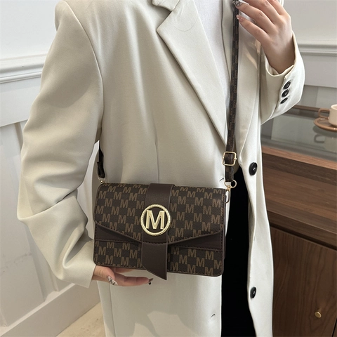 Bolso de Hombro de Cuero PU para Mujer Estampado de Monograma Hebilla de Metal Bolso Bandolera Cuadrado Pequeño Moda Nicho Francés