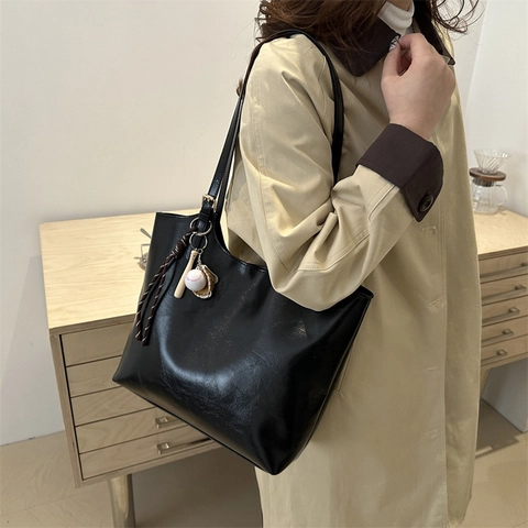 Borsa Tote da Donna in Pelle PU Grande Capacità Minimalista Borsa a Tracolla Con Ciondolo da Baseball per Studenti Universitari Pendolarismo