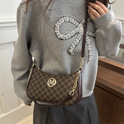 Trendige Damen Unterarm Hobo Tasche Monogramm Druck Halbmond Schulter Umhängetasche Goldkette Metall Logo PU Leder Handtasche