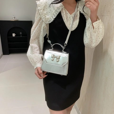 Zaino Mini da Donna in Pelle PU con Fiocco in Metallo Borsa a Mano Tracolla Versatile Dolce Tendenza di Strada Borsa Quadrata