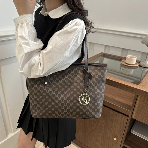 Damen Große Kapazität PU Leder Tote Bag Mode M-Buchstaben Gedruckt Monogramm Schultertasche Casual Pendler Handtasche Mit Metallanhänger