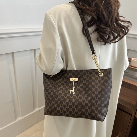 Borsa Tote da Donna alla Moda con Monogramma a Lettere Grande Capacità in Pelle PU Catena Borsa a Tracolla con Ciondolo a Cervo