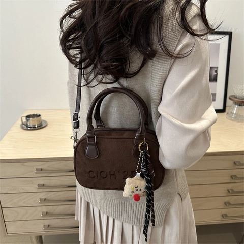 Retro Minimalistische Damen Boston Handtasche PU Leder Wildleder Gefühl Schulter Umhängetasche Mit Plüsch Anhänger Casual Tasche