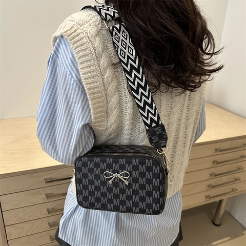 Retro Monogram Crossbody Bag For Women Small Square Camera Bag With Metal Bow And Wide Geometric Strap PU Leather Purse