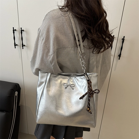 Borsa Tote in PU da Donna di Grande Capacità Borsa a Tracolla alla Moda Lucida Con Fiocco Catena in Metallo per Uso Quotidiano Casual Donna Borsa a Mano