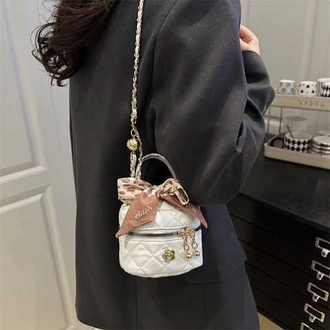 Petit Sac Seau en Cuir PU Matelassé pour Femmes Sac à Épaule avec Chaîne Nœud en Soie et Pendentif Fleur Mode