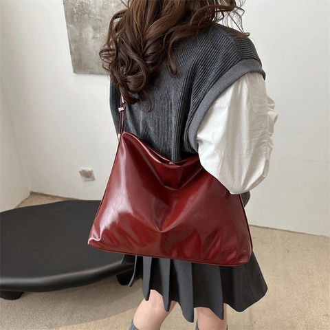 Sac à Bandoulière Minimaliste en Cuir PU Haute Brillance pour Femme Sac Fourre-tout Rétro Grande Capacité avec Sangle à Oeillets