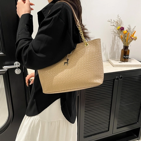 Borsa a Spalla Tote Donna in Pelle PU con Trama Intrecciata Grande Capacità Borsa da Sottobraccio con Pendente a Cervo