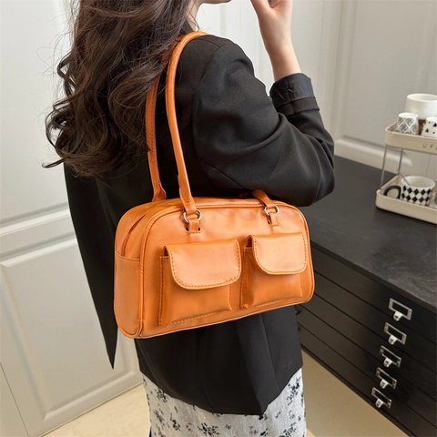 Sac à Épaule Tendance pour Femmes en Cuir PU Rétro Sac Polochon avec Double Poches Avant Grande Capacité Style Urbain Décontracté