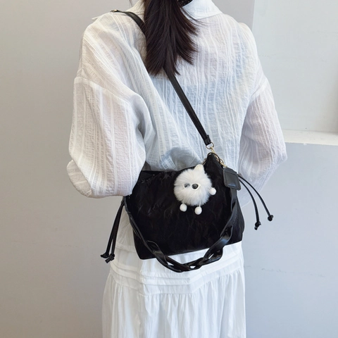 Bolso Cubo de Cuir PU Plisado para Mujer Minimalista Casual Textura Arrugada Bolso de Hombro Con Colgante de Monstruo de Peluche Bolso de Mano Bandolera