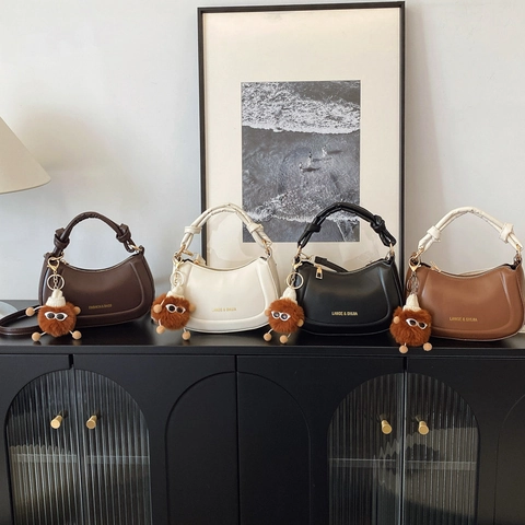 Borsa Hobo Mezzaluna in Pelle PU da Donna alla Moda Borsa a Tracolla Tinta Unita Semplice con Pendente in Peluche Borse Street Style