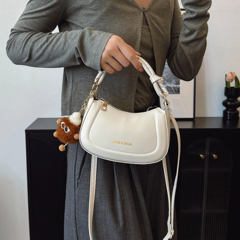 Borsa a Mezzaluna con Manico Annodato in Pelle PU Minimalista per Donna Borsa a Tracolla Pendolare Coreana con Ciondolo Mostro di Peluche