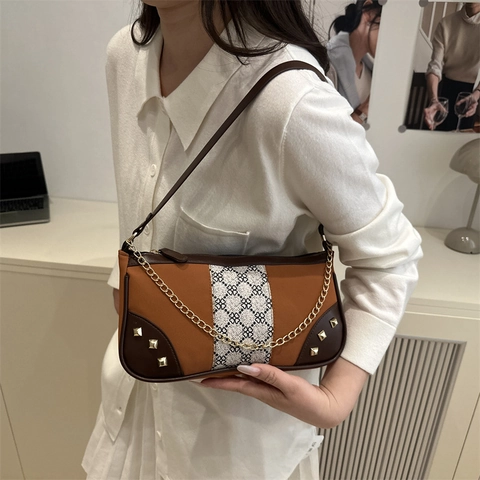 Sac sous le Bras Vintage Patchwork pour Femmes Sac à Épaule Élégant en Cuir PU Avec Rivets Dorés et Décoration de Chaîne