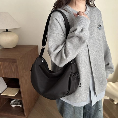 Borsa a Spalla Mezzaluna in Nylon a Grande Capacità per Donna Borsa a Tracolla Minimalista con Tracolla Regolabile e Coulisse